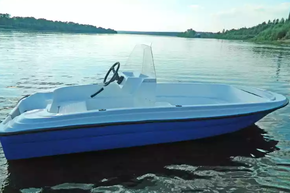 Стеклопластиковая лодка Пингвин с консолью (тримаран) в Иркутске